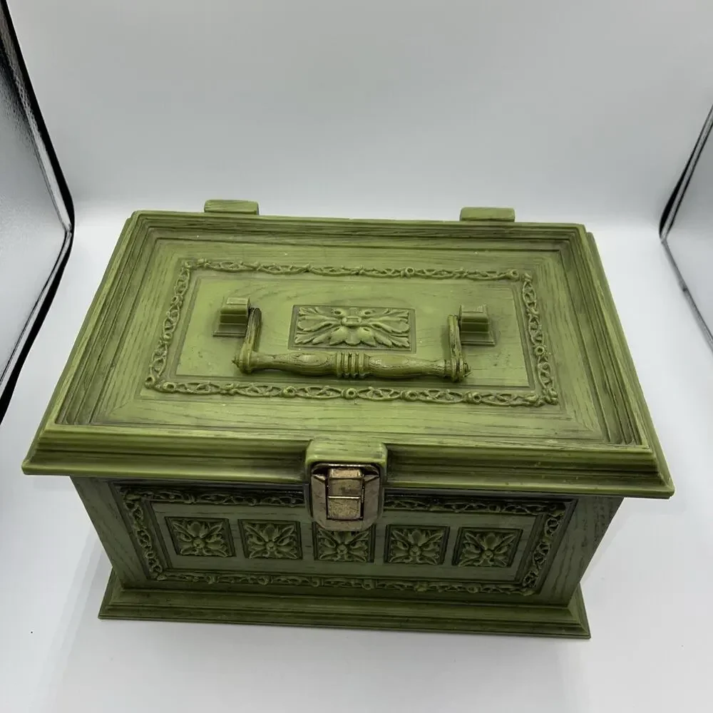 VINTAGE MAX KLEIN GREEN ORNATE‎ PLASTIC SEWING KEEPSAKE BOX